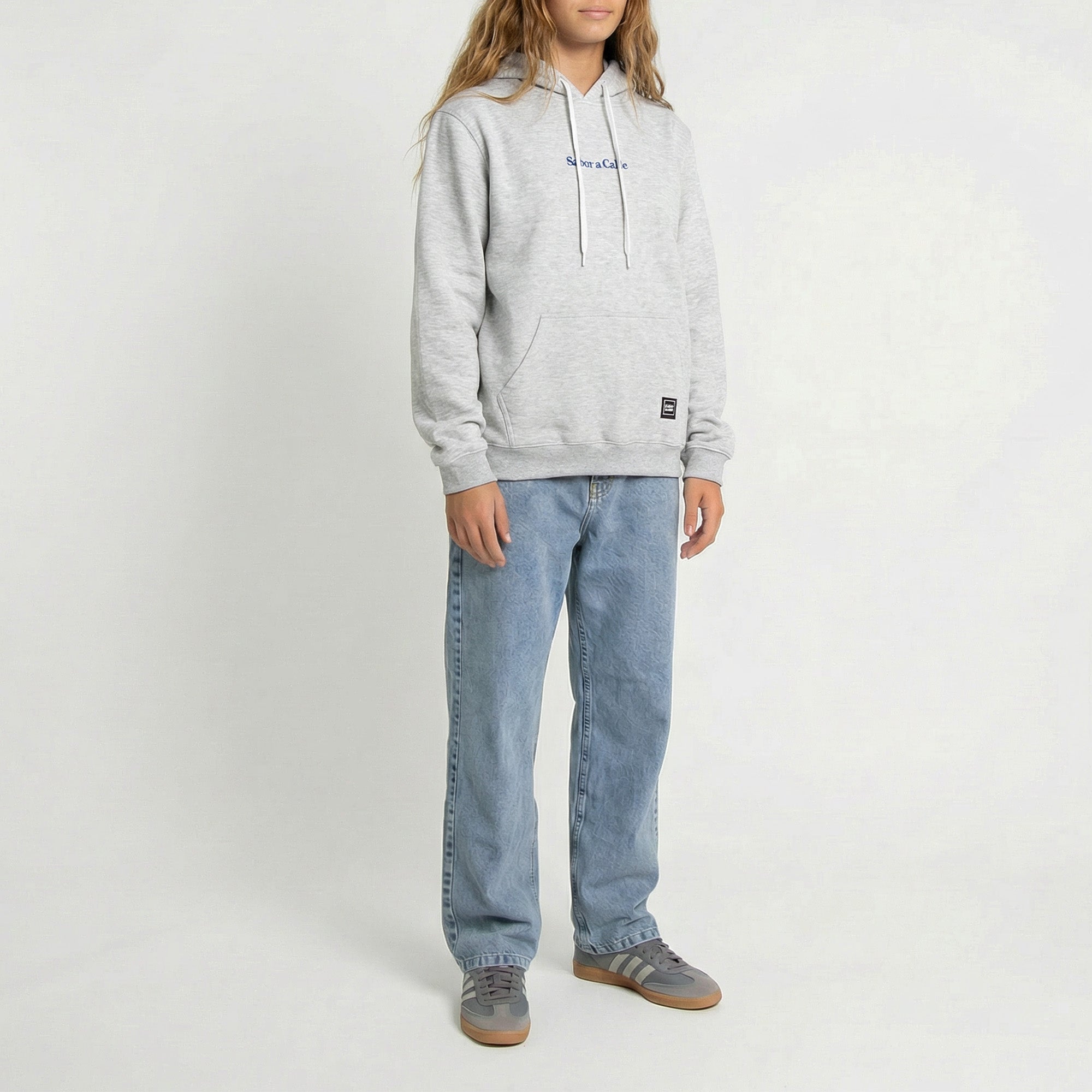 BUZO HOODIE SERIF LOGO - GRIS MELANGE