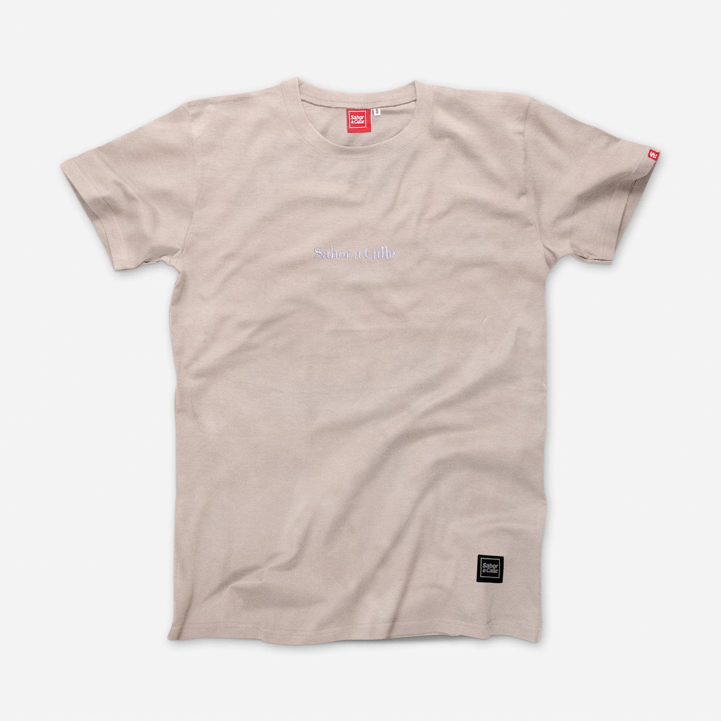 REMERA BORDADO SERIF - ARENA