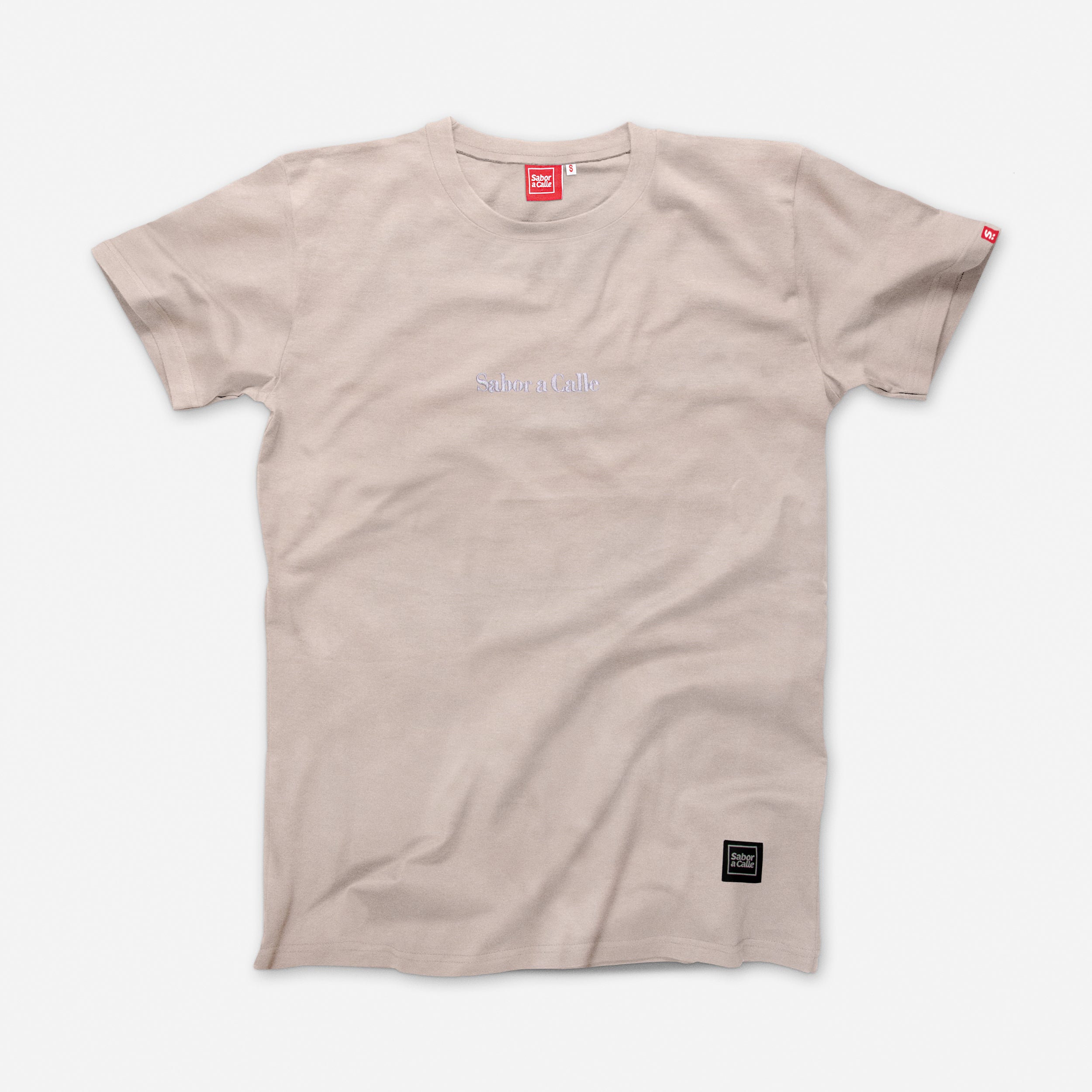REMERA BORDADO SERIF - ARENA
